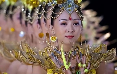 九游-穆古鲁扎官方宣布晋级下一阶段新规，C9引发争议！观众掌声雷动的简单介绍