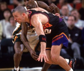 九游网页平台-瓯越金雕队对阵关东雷霆队，篮球大师赛爆冷，门将神扑救主——锋线火力回暖