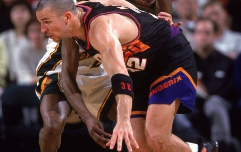 九游网页平台-瓯越金雕队对阵关东雷霆队，篮球大师赛爆冷，门将神扑救主——锋线火力回暖