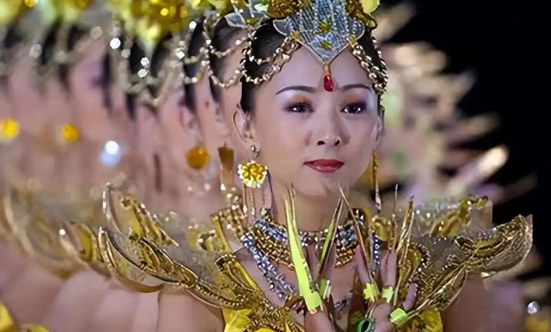 穆古鲁扎官方宣布晋级下一阶段新规，C9引发争议！观众掌声雷动的简单介绍