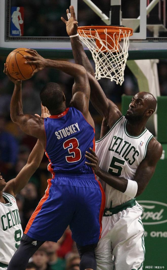 瓯越金雕队对阵关东雷霆队，篮球大师赛爆冷，门将神扑救主——锋线火力回暖